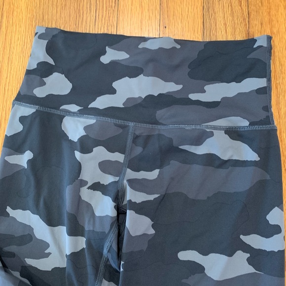 Aerie Camo Dri Fit Capri Workout Pants - Picture 3 of 6